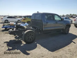 2021 Toyota Tacoma SR5 z VIN 3TMBZ5DN5MM029840, wystawiony jako Copart lot #56366645 z przebiegiem 21 873 mil mil oraz Szkoda całkowita • Salvage title. Historia ofert i sprzedaży dostępna na DreamBid. Obrazek 3.