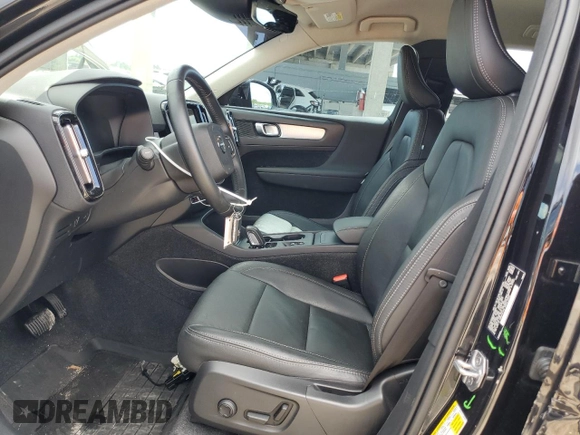 2021 Volvo XC40 Momentum z VIN YV4AC2HK5M2458900, wystawiony jako Copart lot #73645094 z przebiegiem 27 965 mil mil oraz Szkoda całkowita • Salvage title. Historia ofert i sprzedaży dostępna na DreamBid. Obrazek 7.