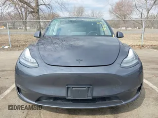 2021 Tesla Model Y Standard Range z VIN 5YJYGDED2MF118205, wystawiony jako IAAI lot #41785040 z przebiegiem 63 628 mil mil oraz . Historia ofert i sprzedaży dostępna na DreamBid. Obrazek 12.