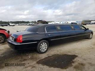 2003 Lincoln Town Car Executive z VIN 1L1FM81W23Y631965, wystawiony jako Copart lot #44536145 z przebiegiem 43 743 mil mil oraz Czysty tytuł • Clean title. Historia ofert i sprzedaży dostępna na DreamBid. Obrazek 3.