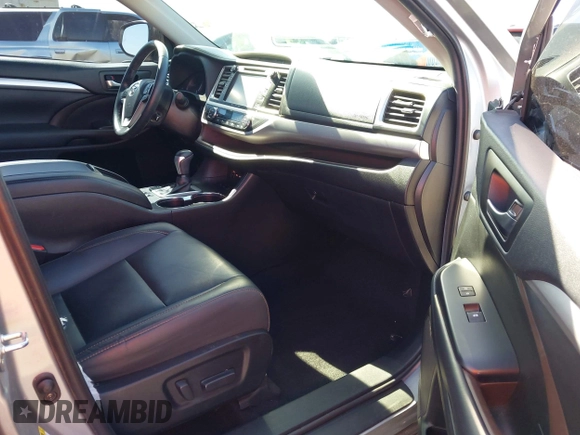 2019 Toyota Highlander SE z VIN 5TDJZRFH4KS580932, wystawiony jako IAAI lot #42250414 z przebiegiem 52 437 mil mil oraz . Historia ofert i sprzedaży dostępna na DreamBid. Obrazek 5.