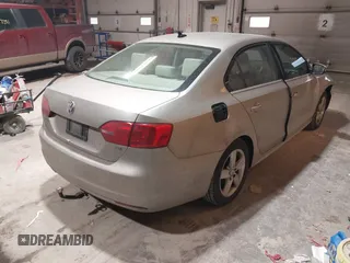 2014 Volkswagen Jetta TDI w/Premium с VIN 3VW3L7AJ6EM237033, выставлен на аукционе IAAI как лот 41482020 с пробегом 134 990 миль миль и . История ставок и продаж доступна на DreamBid. Изображение 4.