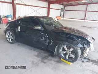 2008 Nissan 350Z z VIN JN1BZ34D98M705867, wystawiony jako IAAI lot #41871586 z przebiegiem 90 717 mil mil oraz . Historia ofert i sprzedaży dostępna na DreamBid. Obrazek 1.