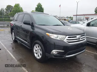 2011 Toyota Highlander z VIN 5TDBK3EH0BS086381, wystawiony jako IAAI lot #42250691 z przebiegiem 196 672 mil mil oraz . Historia ofert i sprzedaży dostępna na DreamBid. Obrazek 1.