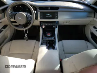 2017 Jaguar XF 35t Premium z VIN SAJBD4BV7HCY33657, wystawiony jako Copart lot #83397324 z przebiegiem 52 520 mil mil oraz Szkoda całkowita • Salvage title. Historia ofert i sprzedaży dostępna na DreamBid. Obrazek 8.