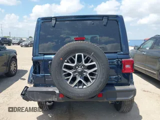 2025 Jeep Wrangler Sahara z VIN 1C4PJXEN9SW529245, wystawiony jako IAAI lot #42446327 z przebiegiem 8 058 mil mil oraz . Historia ofert i sprzedaży dostępna na DreamBid. Obrazek 16.