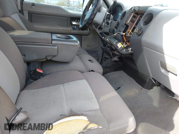 2006 Ford F-150 STX z VIN 1FTRX12W86NA01130, wystawiony jako IAAI lot #41690557 z przebiegiem 261 315 mil mil oraz . Historia ofert i sprzedaży dostępna na DreamBid. Obrazek 5.