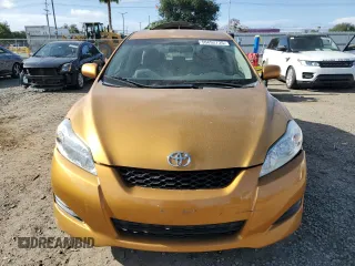 2009 Toyota Matrix z VIN 2T1KU40E99C023747, wystawiony jako Copart lot #56692735 z przebiegiem 190 515 mil mil oraz Czysty tytuł • Clean title. Historia ofert i sprzedaży dostępna na DreamBid. Obrazek 5.