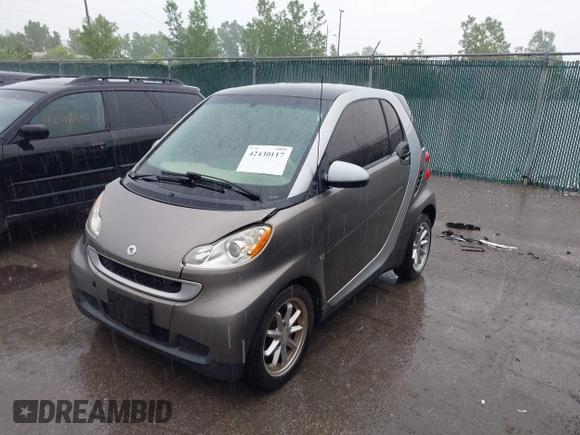 2009 Smart fortwo Pure z VIN WMEEJ31X49K226366, wystawiony jako IAAI lot #42430117 z przebiegiem 107 962 mil mil oraz . Historia ofert i sprzedaży dostępna na DreamBid. Obrazek 2.