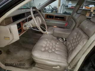 1988 Cadillac Fleetwood z VIN 1G6CB5152J4260475, wystawiony jako Copart lot #81801344 z przebiegiem 132 804 mil mil oraz Czysty tytuł • Clean title. Historia ofert i sprzedaży dostępna na DreamBid. Obrazek 7.