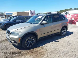 2011 BMW X5 35i z VIN 5UXZV4C57BL415565, wystawiony jako IAAI lot #41864490 z przebiegiem 176 458 mil mil oraz . Historia ofert i sprzedaży dostępna na DreamBid. Obrazek 2.