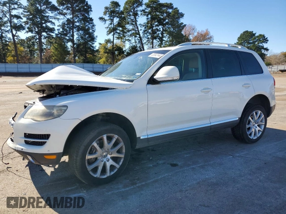 2008 Volkswagen Touareg V6 z VIN WVGBE77L88D024775, wystawiony jako Copart lot #83843144 z przebiegiem 152 413 mil mil oraz Szkoda całkowita • Salvage title. Historia ofert i sprzedaży dostępna na DreamBid. Obrazek 1.
