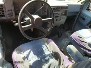 1989 GMC Safari z VIN 1GTCM15Z0KB507910, wystawiony jako Copart lot #53615555 z przebiegiem 64 389 mil mil oraz Szkody całkowita. Historia ofert i sprzedaży dostępna na DreamBid. Obrazek 8.