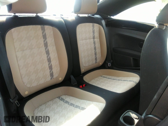 2018 Volkswagen Beetle S z VIN 3VWFD7ATXJM705321, wystawiony jako IAAI lot #40118047 z przebiegiem Nie podano mil oraz . Historia ofert i sprzedaży dostępna na DreamBid. Obrazek 8.