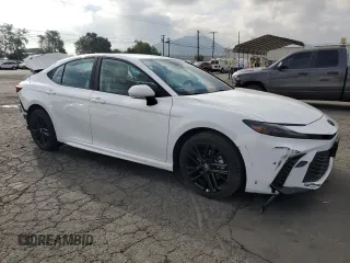 2025 Toyota Camry LE z VIN 4T1DAACK9SU539063, wystawiony jako Copart lot #54792415 z przebiegiem 3 958 mil mil oraz Szkoda całkowita • Salvage title. Historia ofert i sprzedaży dostępna na DreamBid. Obrazek 4.
