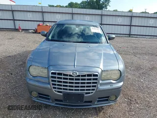 2006 Chrysler 300 C SRT-8 z VIN 2C3LA73W66H523504, wystawiony jako IAAI lot #42483103 z przebiegiem 61 560 mil mil oraz . Historia ofert i sprzedaży dostępna na DreamBid. Obrazek 6.
