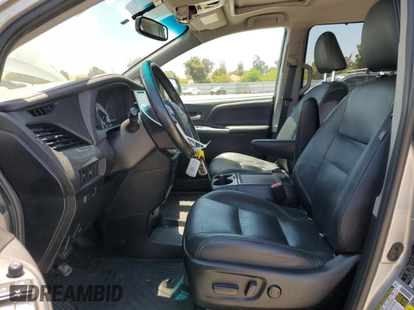 2015 Toyota Sienna SE z VIN 5TDXK3DC4FS632505, wystawiony jako Copart lot #63234885 z przebiegiem 86 847 mil mil oraz Czysty tytuł • Clean title. Historia ofert i sprzedaży dostępna na DreamBid. Obrazek 7.