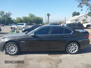 2015 BMW 5 Series 550i z VIN WBAKN9C53FD682327, wystawiony jako IAAI lot #42314810 z przebiegiem 131 794 mil mil oraz . Historia ofert i sprzedaży dostępna na DreamBid. Obrazek 14.