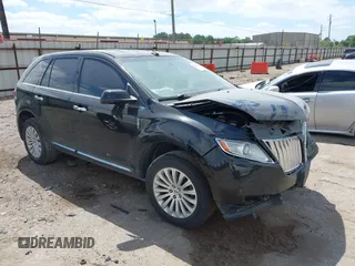 2013 Lincoln MKX z VIN 2LMDJ6JK1DBL46497, wystawiony jako IAAI lot #42033975 z przebiegiem 139 745 mil mil oraz . Historia ofert i sprzedaży dostępna na DreamBid. Obrazek 1.