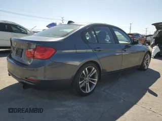 2013 BMW 3 Series 335i z VIN WBA3A9C5XDF477203, wystawiony jako Copart lot #61187955 z przebiegiem 122 646 mil mil oraz Czysty tytuł • Clean title. Historia ofert i sprzedaży dostępna na DreamBid. Obrazek 3.