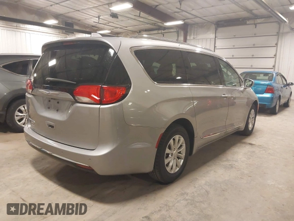 2018 Chrysler Pacifica Touring L with VIN 2C4RC1BG3JR330401, listed as a IAAI auction lot 41250303 with 86,975 mi miles and . Bid and sale history available at DreamBid. Image 4.