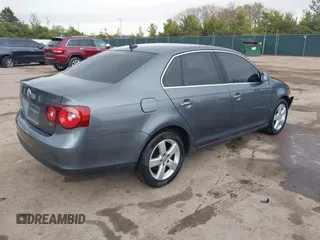 2008 Volkswagen Jetta SE z VIN 3VWRM71K18M135790, wystawiony jako IAAI lot #42165888 z przebiegiem 147 523 mil mil oraz . Historia ofert i sprzedaży dostępna na DreamBid. Obrazek 4.