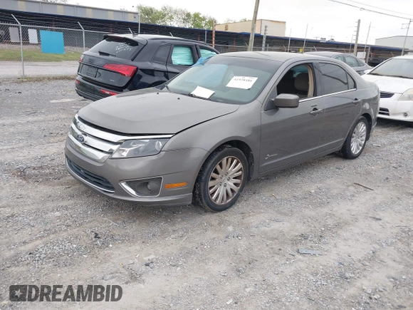 2010 Ford Fusion Hybrid z VIN 3FADP0L31AR326917, wystawiony jako IAAI lot #41938486 z przebiegiem 132 845 mil mil oraz . Historia ofert i sprzedaży dostępna na DreamBid. Obrazek 17.