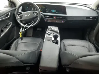 2022 Kia EV6 Wind z VIN KNDC3DLC6N5053572, wystawiony jako Copart lot #54911685 z przebiegiem 26 829 mil mil oraz Szkoda całkowita • Salvage title. Historia ofert i sprzedaży dostępna na DreamBid. Obrazek 8.