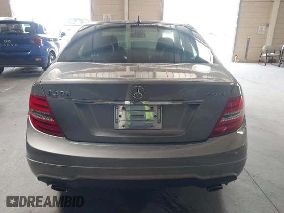 2012 Mercedes-Benz C 300 Sport z VIN WDDGF8BB2CR226900, wystawiony jako IAAI lot #42281921 z przebiegiem 186 173 mil mil oraz . Historia ofert i sprzedaży dostępna na DreamBid. Obrazek 17.