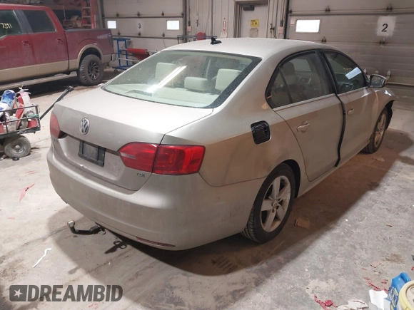 2014 Volkswagen Jetta TDI w/Premium с VIN 3VW3L7AJ6EM237033, выставлен на аукционе IAAI как лот 41482020 с пробегом 134 990 миль миль и . История ставок и продаж доступна на DreamBid. Изображение 4.