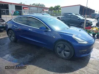 2020 Tesla Model 3 Standard Range Plus z VIN 5YJ3E1EA4LF591056, wystawiony jako IAAI lot #42347861 z przebiegiem 64 200 mil mil oraz . Historia ofert i sprzedaży dostępna na DreamBid. Obrazek 1.
