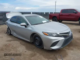 2018 Toyota Camry LE z VIN JTNB11HK3J3016268, wystawiony jako IAAI lot #41351998 z przebiegiem 124 163 mil mil oraz . Historia ofert i sprzedaży dostępna na DreamBid. Obrazek 1.