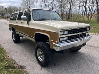 1989 Chevrolet Suburban z VIN 1GNEV16K3KF127676, wystawiony jako Copart lot #53892065 z przebiegiem 43 635 mil mil oraz Czysty tytuł • Clean title. Historia ofert i sprzedaży dostępna na DreamBid. Obrazek 1.