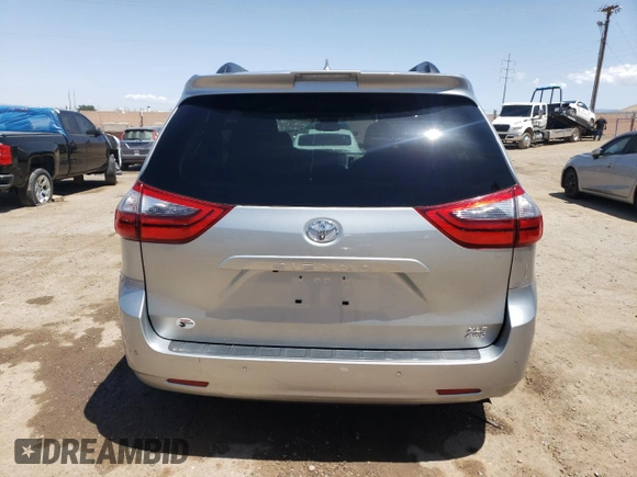 2020 Toyota Sienna XLE z VIN 5TDDZ3DC6LS228289, wystawiony jako Copart lot #57181645 z przebiegiem 69 830 mil mil oraz Szkoda całkowita • Salvage title. Historia ofert i sprzedaży dostępna na DreamBid. Obrazek 6.