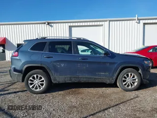 2019 Jeep Cherokee Latitude with VIN 1C4PJMCX4KD469454, listed as a IAAI auction lot 41488654 with 92,634 mi miles. Bid and sale history available at carsss.com. Image 13.
