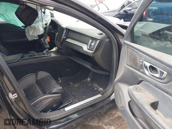 2024 Volvo S60 Plus Black Edition z VIN 7JRL12TH3RG282146, wystawiony jako IAAI lot #41623650 z przebiegiem Nie podano mil oraz . Historia ofert i sprzedaży dostępna na DreamBid. Obrazek 5.