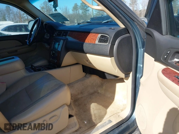 2008 Chevrolet Suburban LTZ z VIN 1GNFC160X8R173120, wystawiony jako IAAI lot #41422800 z przebiegiem 240 167 mil mil oraz . Historia ofert i sprzedaży dostępna na DreamBid. Obrazek 5.