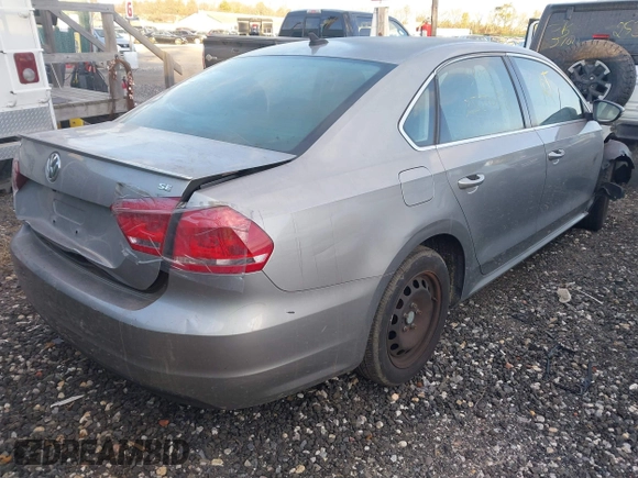 2012 Volkswagen Passat SE z VIN 1VWBP7A3XCC085614, wystawiony jako IAAI lot #41333288 z przebiegiem Nie podano mil oraz . Historia ofert i sprzedaży dostępna na DreamBid. Obrazek 4.