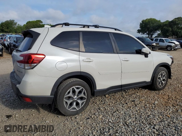 2019 Subaru Forester Premium with VIN JF2SKAECXKH464561, listed as a Copart auction lot 61057425 with 121,967 mi miles and Salvage title. Bid and sale history available at DreamBid. Image 3.