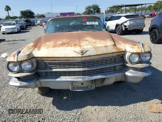 1963 Cadillac DeVille z VIN 63N073265, wystawiony jako Copart lot #58598785 z przebiegiem 79 382 mil mil oraz Czysty tytuł • Clean title. Historia ofert i sprzedaży dostępna na DreamBid. Obrazek 5.