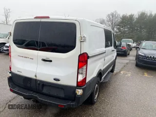 2018 Ford Transit z VIN 1FTYR1YG6JKA87506, wystawiony jako IAAI lot #42501070 z przebiegiem 167 892 mil mil oraz . Historia ofert i sprzedaży dostępna na DreamBid. Obrazek 20.