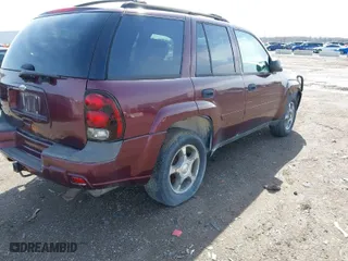 2007 Chevrolet TrailBlazer LS with VIN 1GNDT13S372165140, listed as a IAAI auction lot 41945821 with 268,154 mi miles. Bid and sale history available at carsss.com. Image 2.