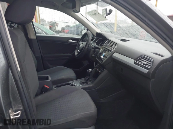 2020 Volkswagen Tiguan S z VIN 3VV1B7AX7LM129259, wystawiony jako IAAI lot #41806178 z przebiegiem 48 953 mil mil oraz . Historia ofert i sprzedaży dostępna na DreamBid. Obrazek 5.