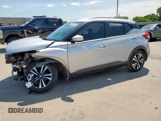 2018 Nissan Kicks SV z VIN 3N1CP5CU3JL523220, wystawiony jako Copart lot #59124385 z przebiegiem Nie podano mil oraz Szkoda całkowita • Salvage title. Historia ofert i sprzedaży dostępna na DreamBid. Obrazek 1.