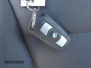 2015 BMW X1 xDrive28i z VIN WBAVL1C57FVY25598, wystawiony jako IAAI lot #41860463 z przebiegiem Nie podano mil oraz . Historia ofert i sprzedaży dostępna na DreamBid. Obrazek 11.
