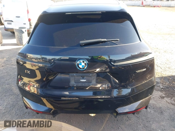 2022 BMW iX xDrive50 z VIN WB523CF07NCJ80006, wystawiony jako IAAI lot #41631767 z przebiegiem 28 311 mil mil oraz . Historia ofert i sprzedaży dostępna na DreamBid. Obrazek 17.