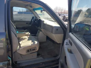 2001 Chevrolet Tahoe LS with VIN 1GNEK13T51J268816, listed as a IAAI auction lot 41654722 with 265,164 mi miles. Bid and sale history available at carsss.com. Image 5.