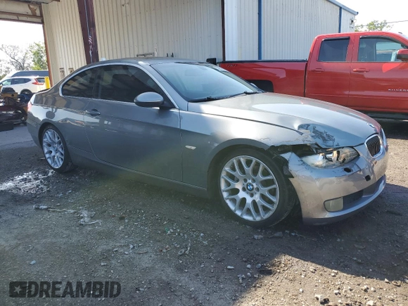 2007 BMW 3 Series 328i z VIN WBAWB33517PV74554, wystawiony jako Copart lot #52821695 z przebiegiem 101 269 mil mil oraz Szkoda całkowita • Salvage title. Historia ofert i sprzedaży dostępna na DreamBid. Obrazek 4.