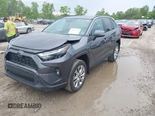2024 Toyota RAV4 XLE Premium z VIN 2T3A1RFV9RC411142, wystawiony jako IAAI lot #42319590 z przebiegiem 18 585 mil mil oraz . Historia ofert i sprzedaży dostępna na DreamBid. Obrazek 17.
