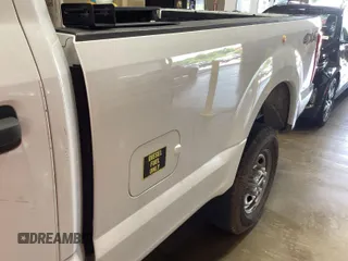 2018 Ford F-250 XL z VIN 1FT7W2BT5JEC86237, wystawiony jako IAAI lot #42425780 z przebiegiem 216 690 mil mil oraz . Historia ofert i sprzedaży dostępna na DreamBid. Obrazek 1.